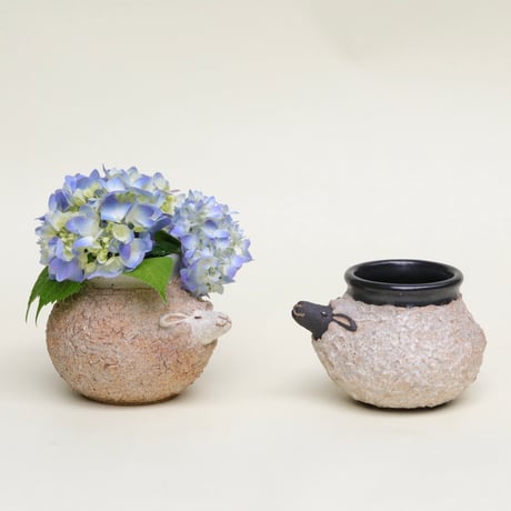 羊の花器（寝てる・顔白）