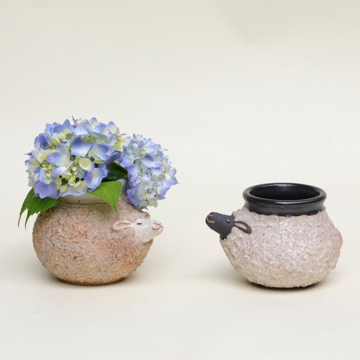 ねずみ色秞花器 みずのうつわ O XSサイズ -茎の細い草花も美しくいけられる、小さな