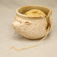 羊のヤーンボウル（m）目をあける　（赤土・ポコポコ・３つ穴）