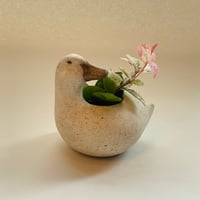 アヒルの花器　振り返る