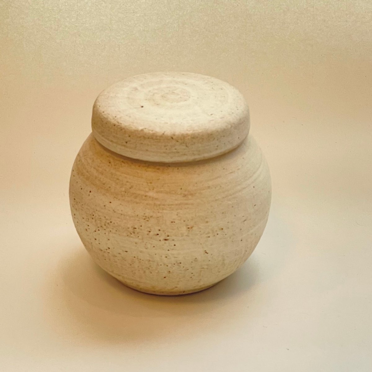 大壺　陶器製の丸い壺（白と茶色） 蓋付きの丸壺（大） | スミレ窯