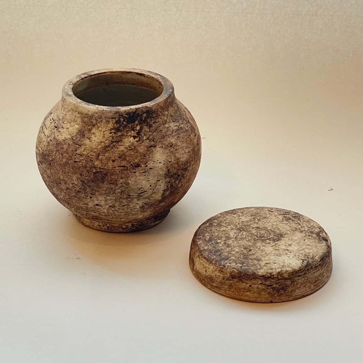 蓋付きの丸壺（小） 冬の土 | スミレ窯