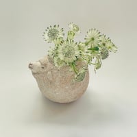 羊の花器　置き型　上向、目をとじる