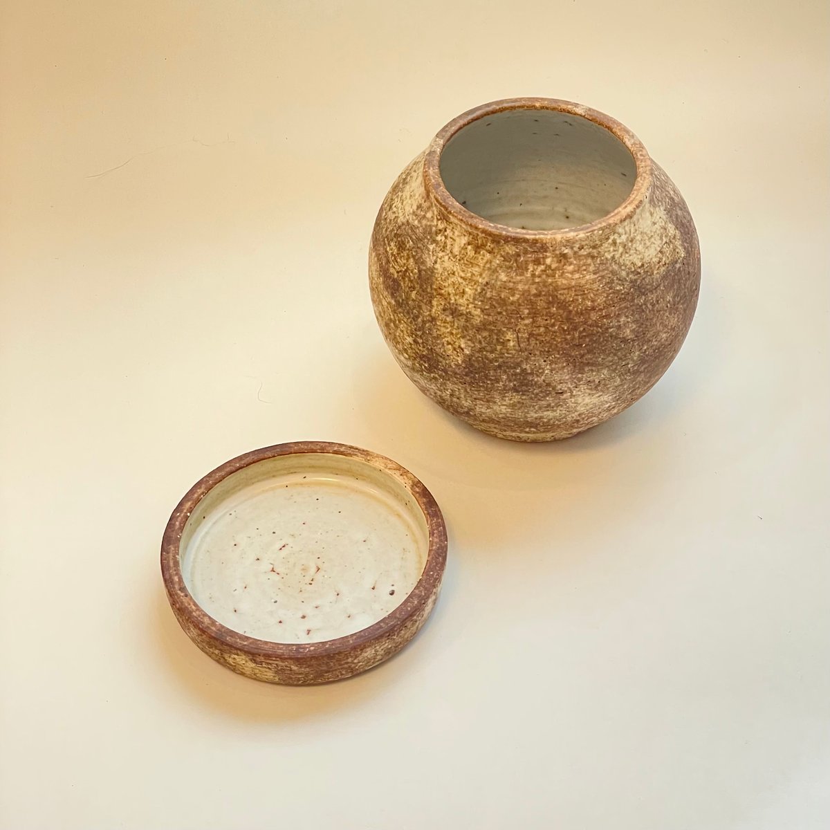 大壺 陶器製の丸い壺（白と茶色） 大壺 陶器製の丸い壺（白と茶色） 大