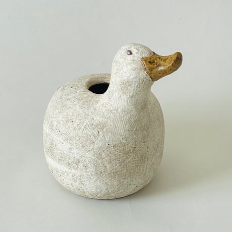 アヒルの花器　（2026.3-3　左斜前を見上げる／縦長）