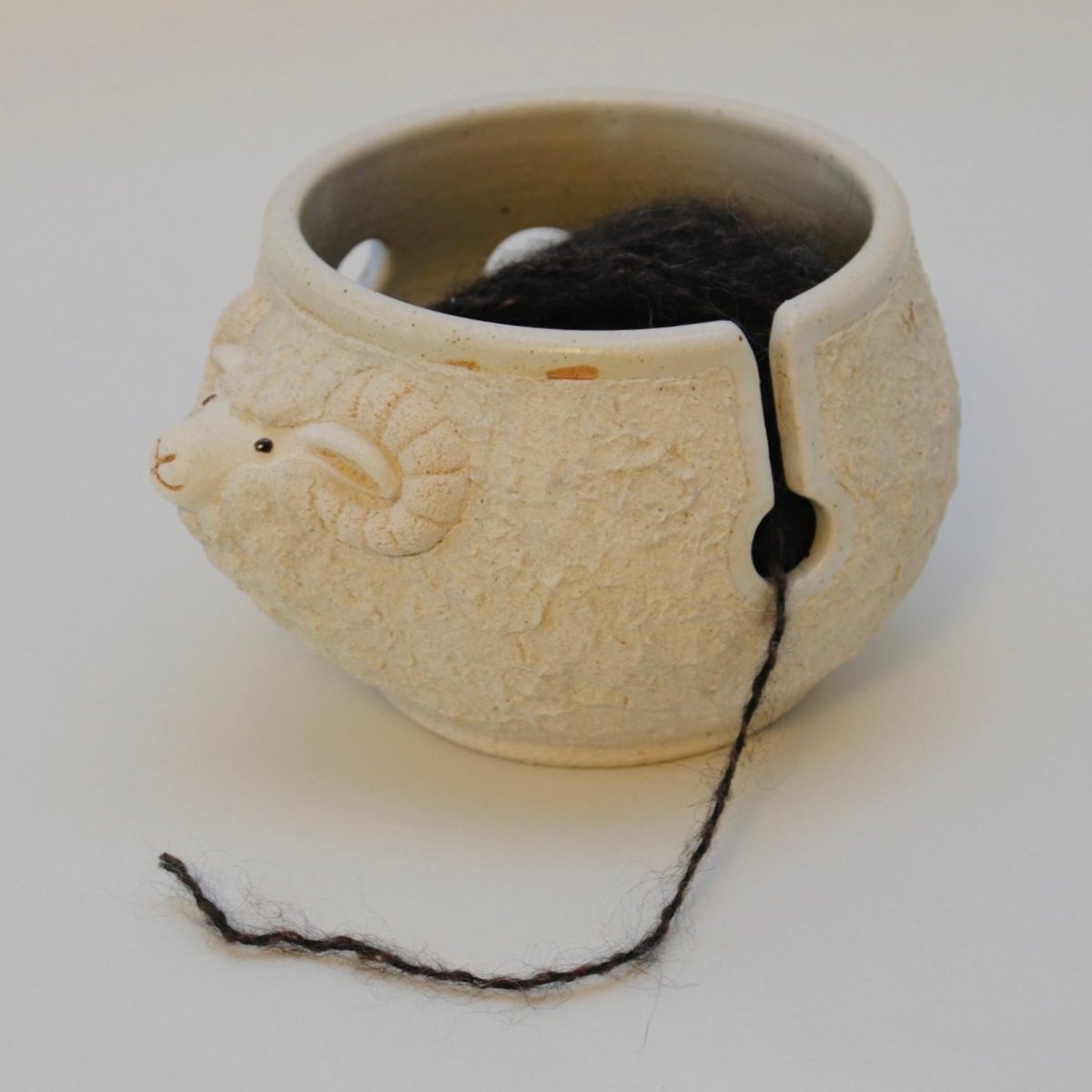 羊のヤーンボウル 角有り 3つ穴 L 白土 | スミレ窯