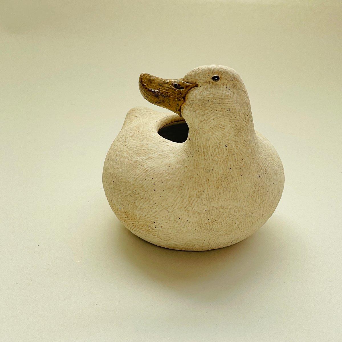 アヒルの花器 （2025.12 右斜後ろを向く） | スミレ窯