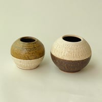 ２色の丸い花器