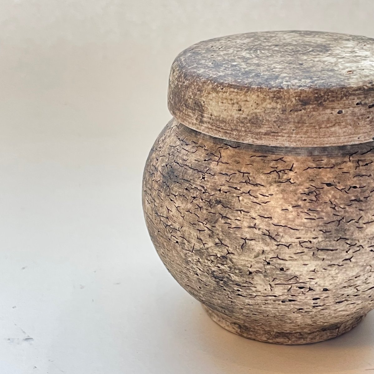 蓋付きの丸壺（小） 冬の土 | スミレ窯