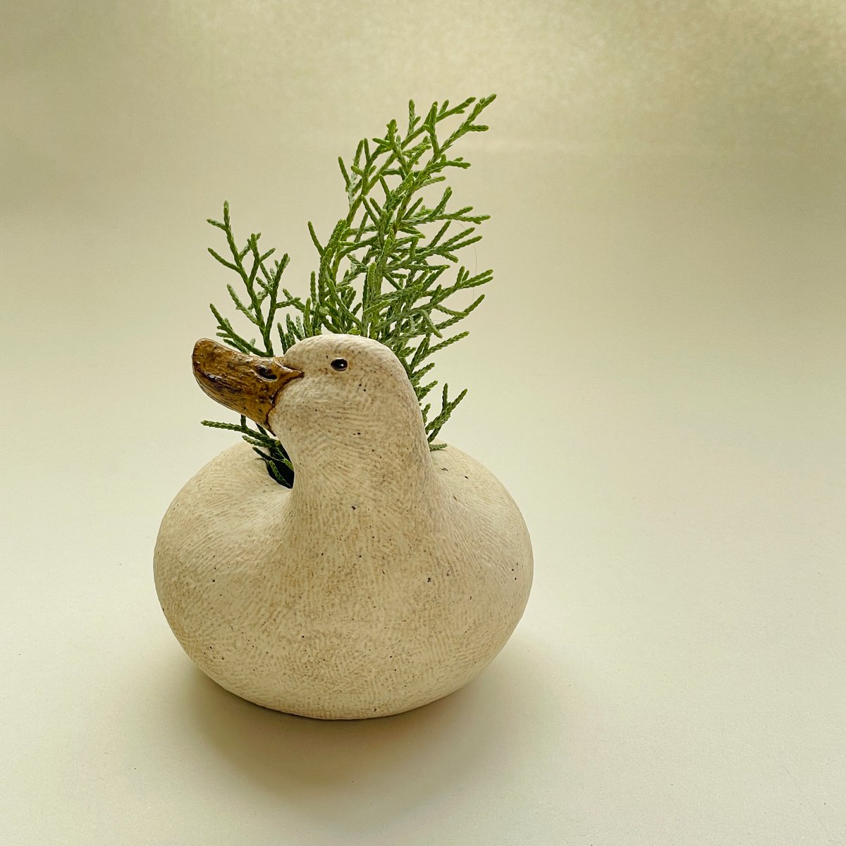 アヒルの花器 （2025.12 右斜後ろを向く） | スミレ窯