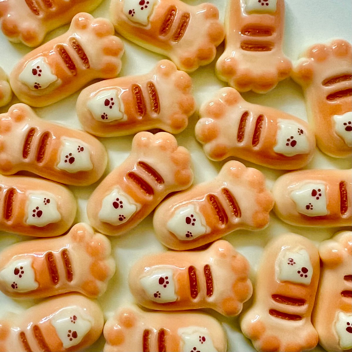 ねこ型目玉焼きトーストチャーム フェイクスイーツ パンチャーム 猫 樹脂粘土 ねこ型目玉焼きトーストチャーム フェイクスイーツ パンチャーム 猫