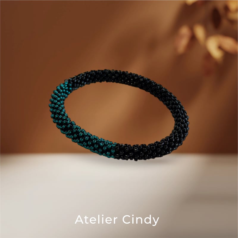 バングル】ビーズクロッシェ（黒xグリーン） | Atelier Cindy FOXEY 黒のビーズバングル