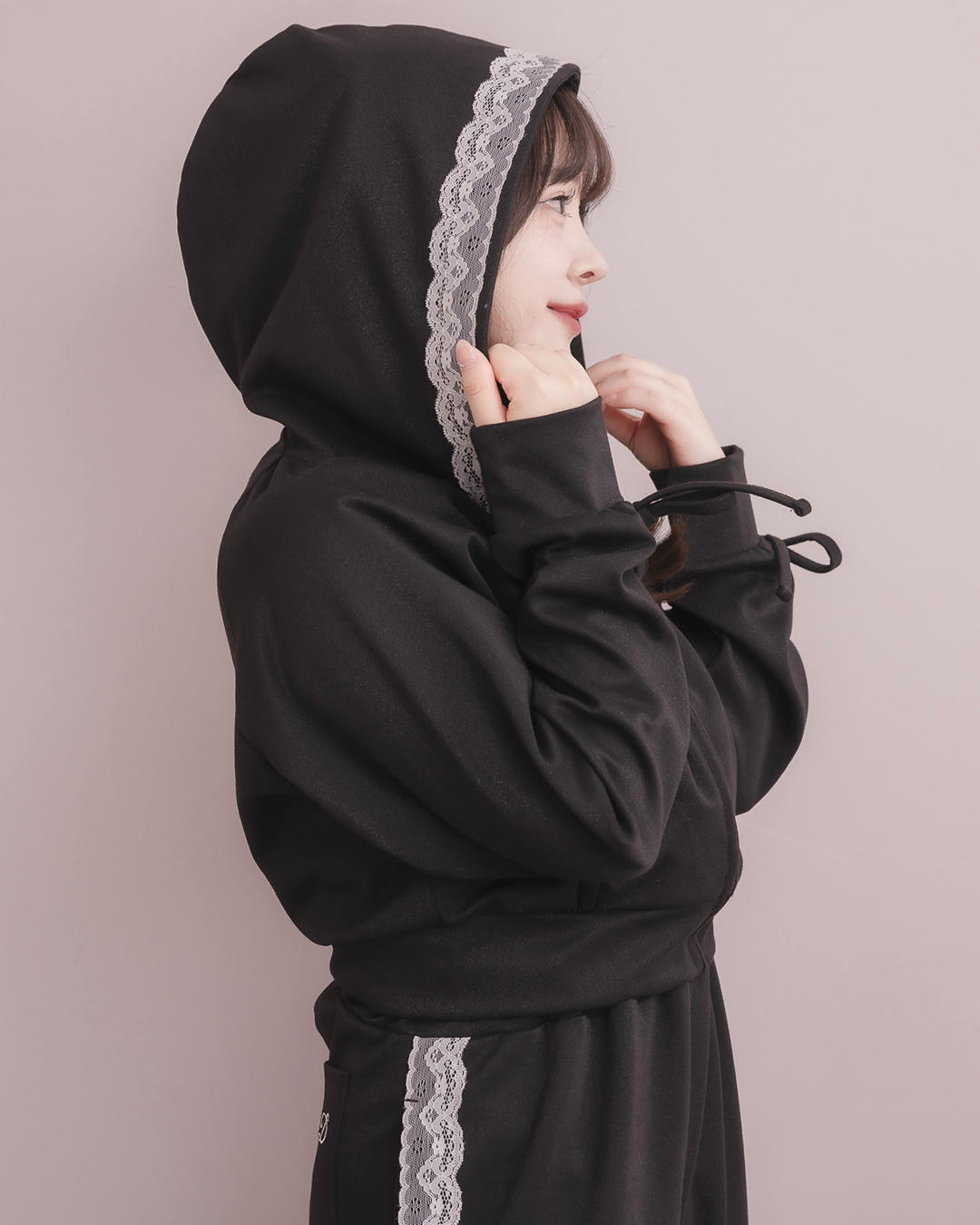 ライトグレー レースドッキングパーカー Smyeon（スミョン）の「Compact lace zip hoodie / レース付き