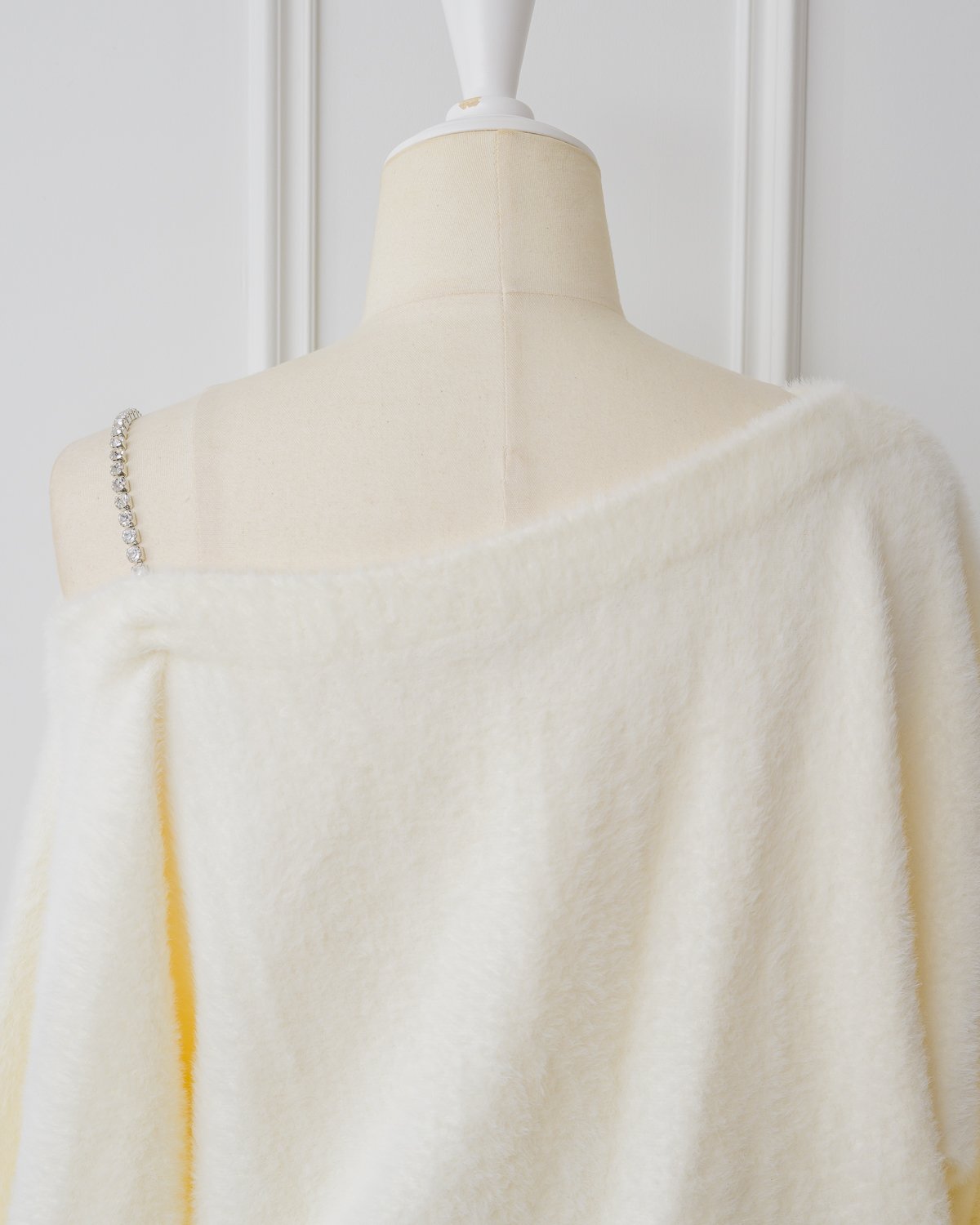 メゾンドルチェ　フィオーレトップス　ホワイト　アイボリー　美品 ファーショルダーオープンフェザーニットトップス[tw1183