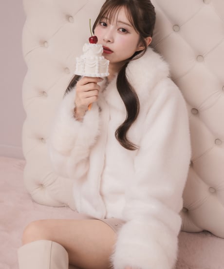 ビジューボタン付きファーショートコート
