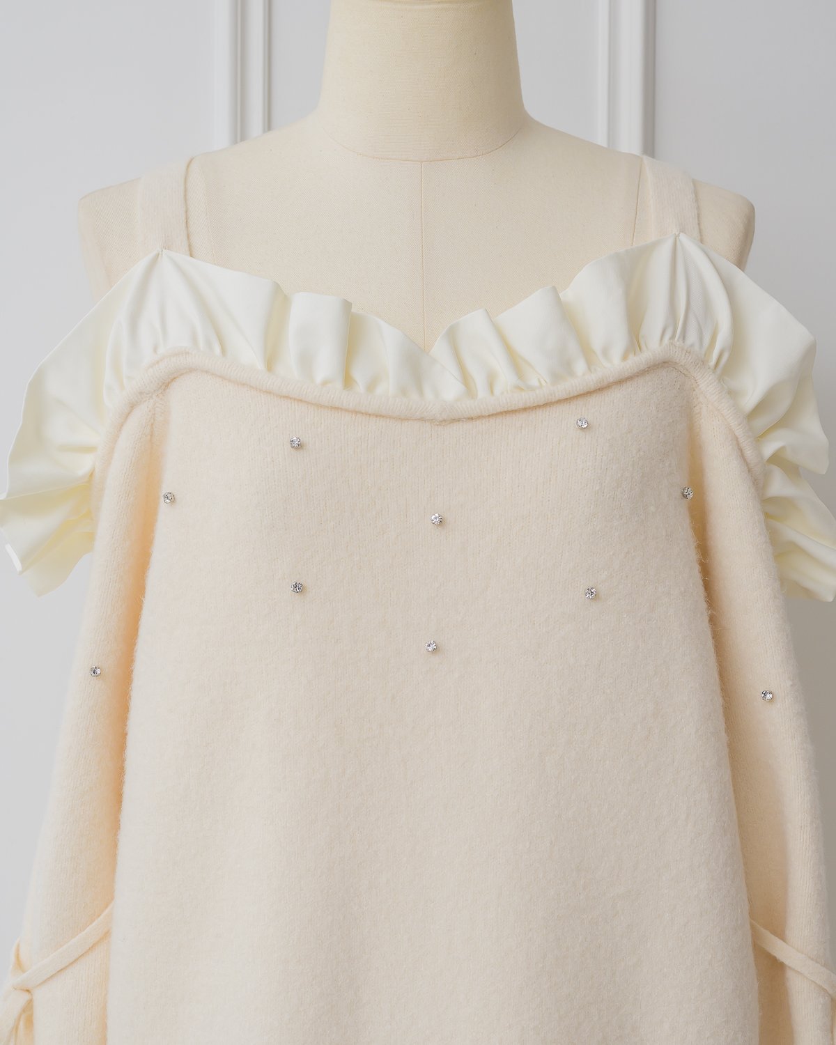 スナイデル　新品タグ付きオフショルダー フリル ニットワンピース SNIDEL（スナイデル）の「フリルドッキングオフショルニットワンピース