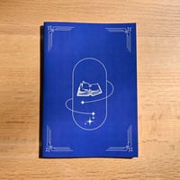 青の本と羽ペンのノート