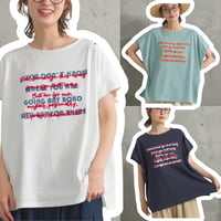 2946 重ね文字 プリント＆刺繍 ロゴ ボクシーシルエット Tシャツ