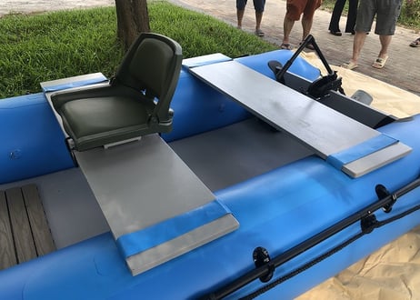 電動フィッシングボート、プロペラ推進器1台、非常用ジャンプスターター1台付き