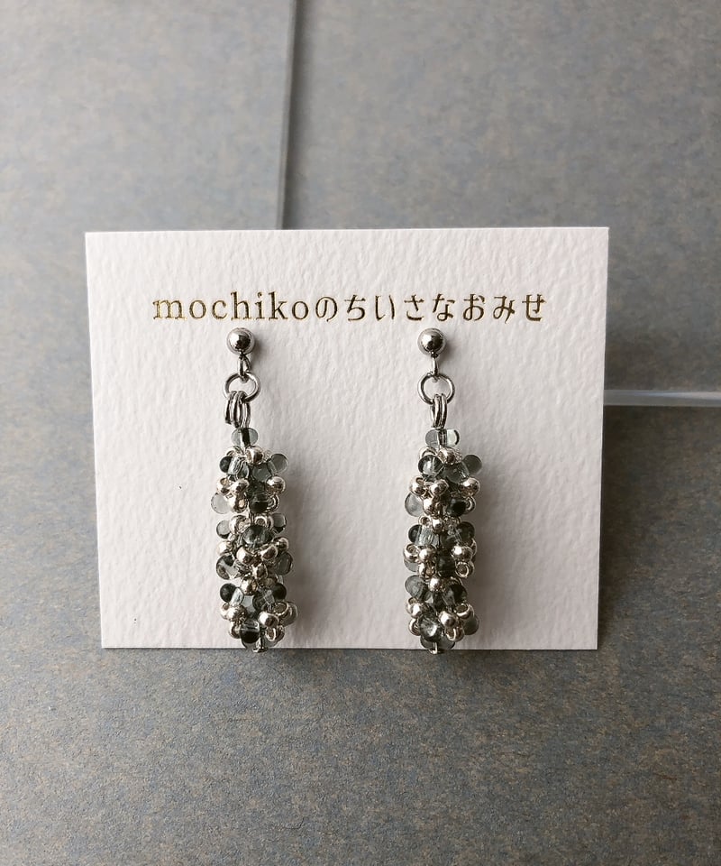 クリアブラック】羽ばたくファルファーレ丸玉ピアス | mochikoの
