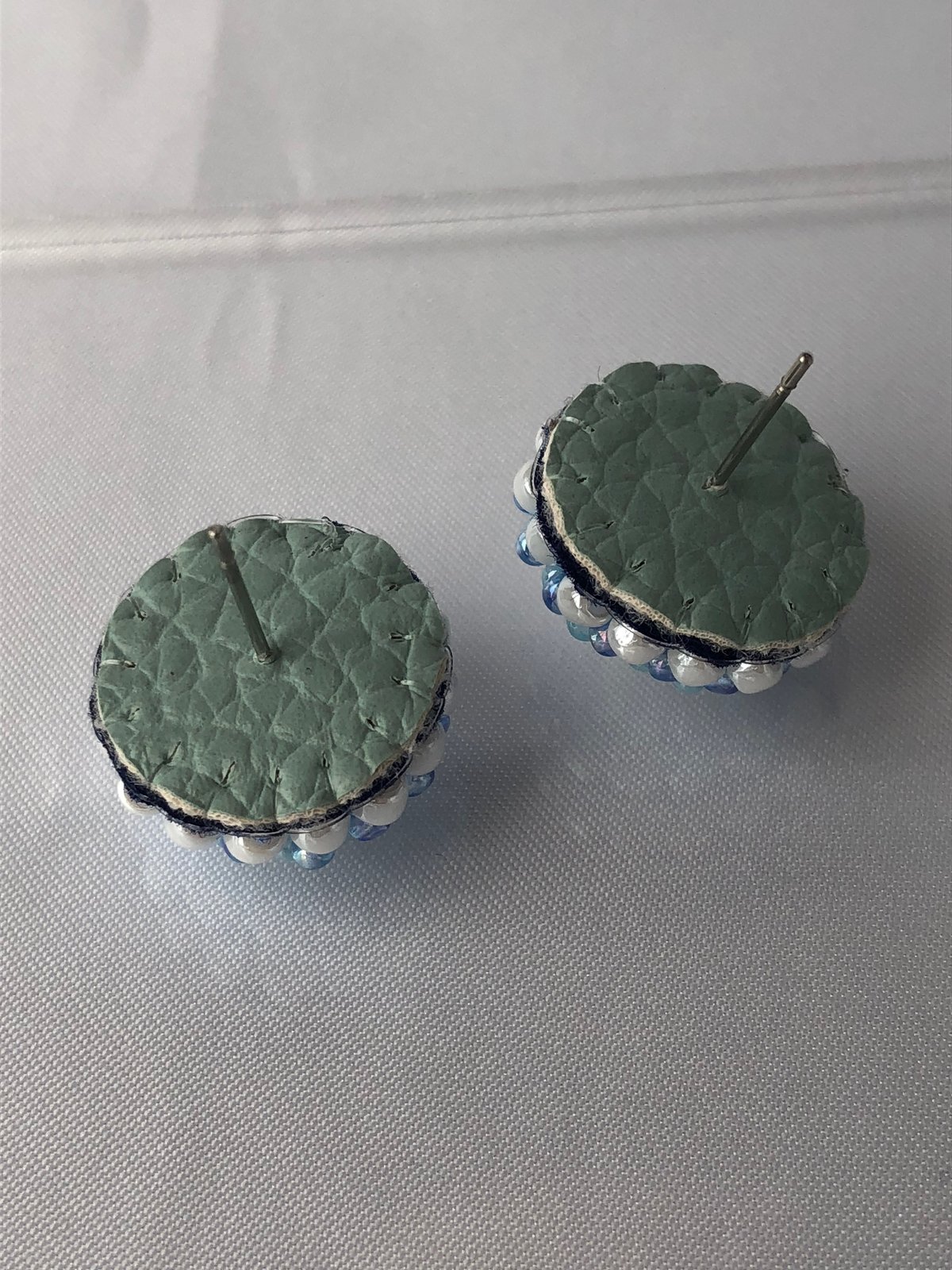 アクセサリー 【専用】 ビーズ刺繍ピアス*ダークブルーまぁるいピアス