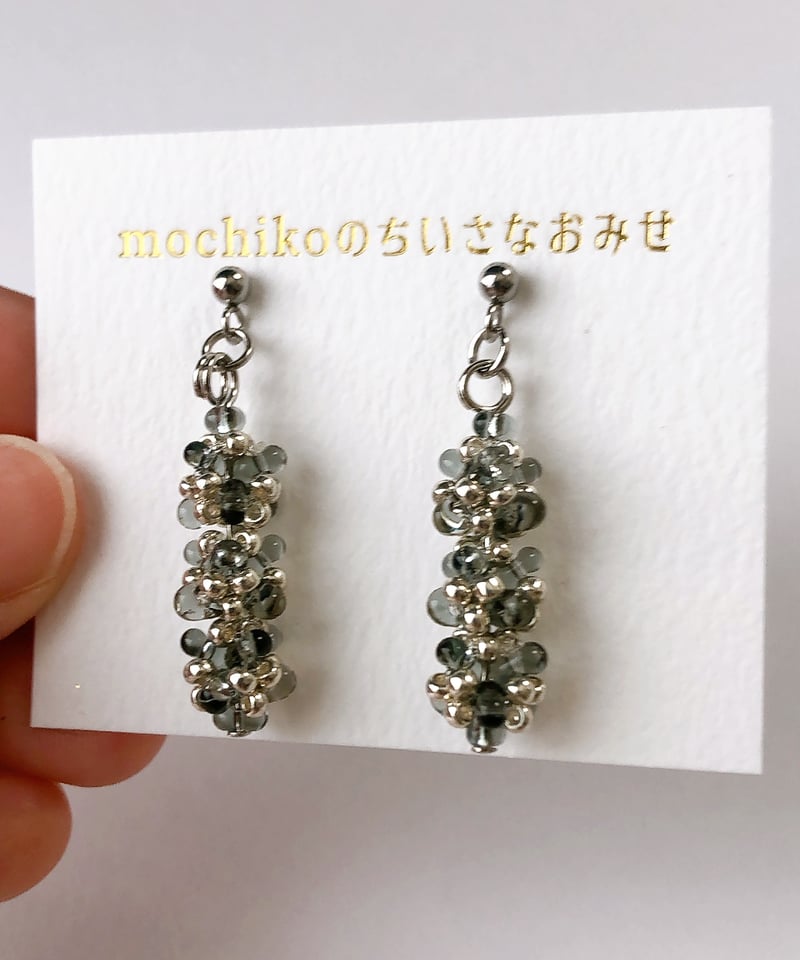 クリアブラック】羽ばたくファルファーレ丸玉ピアス | mochikoの