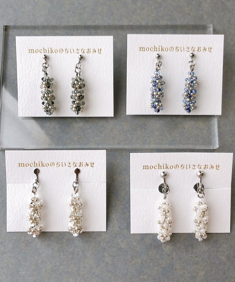 クリアブラック】羽ばたくファルファーレ丸玉ピアス | mochikoの