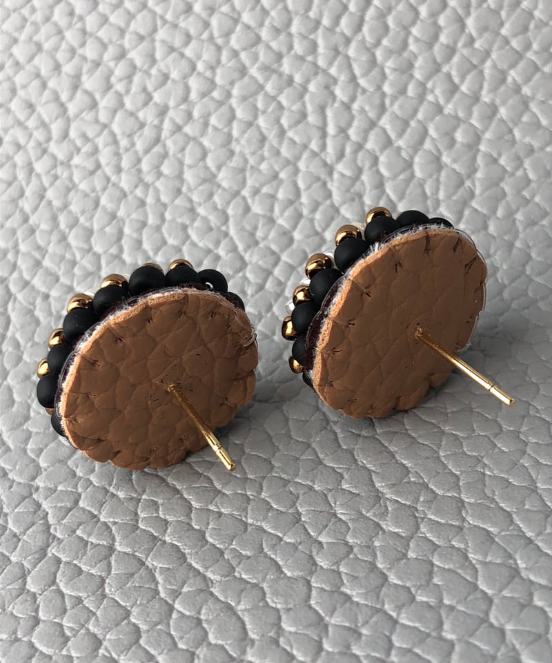 ピアス】うずまきビーズ刺繍(黒、茶) | mochikoのちいさなおみせ