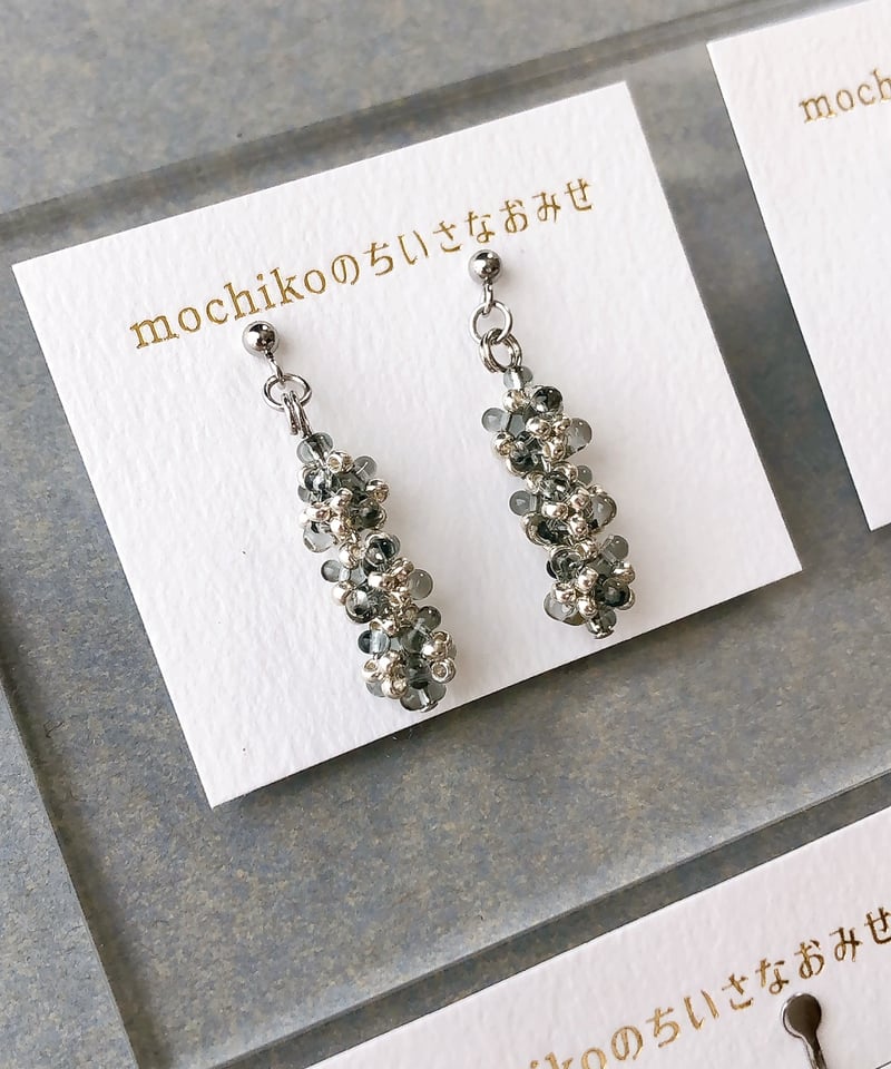 クリアブラック】羽ばたくファルファーレ丸玉ピアス | mochikoの