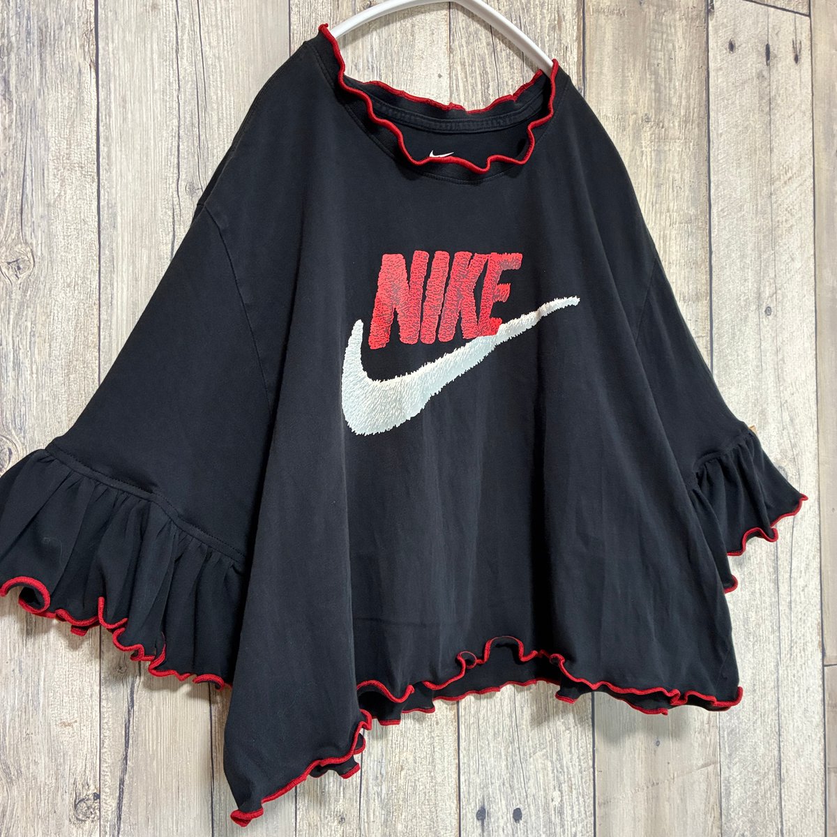 Nike フリルリメイクアメフトシャツ リメイク❣ Nikeフリル袖 プリントTシャツ8分袖 ブラック/レッド【R