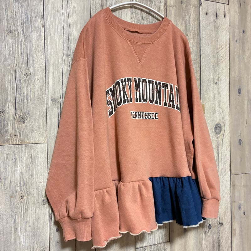 古着　スゥェット　フリル　短丈　リメイク　赤　ワイドスリーブ　再構築 リメイク❣ フリル付きプリントスウェットシャツ 裏起毛 ピンク