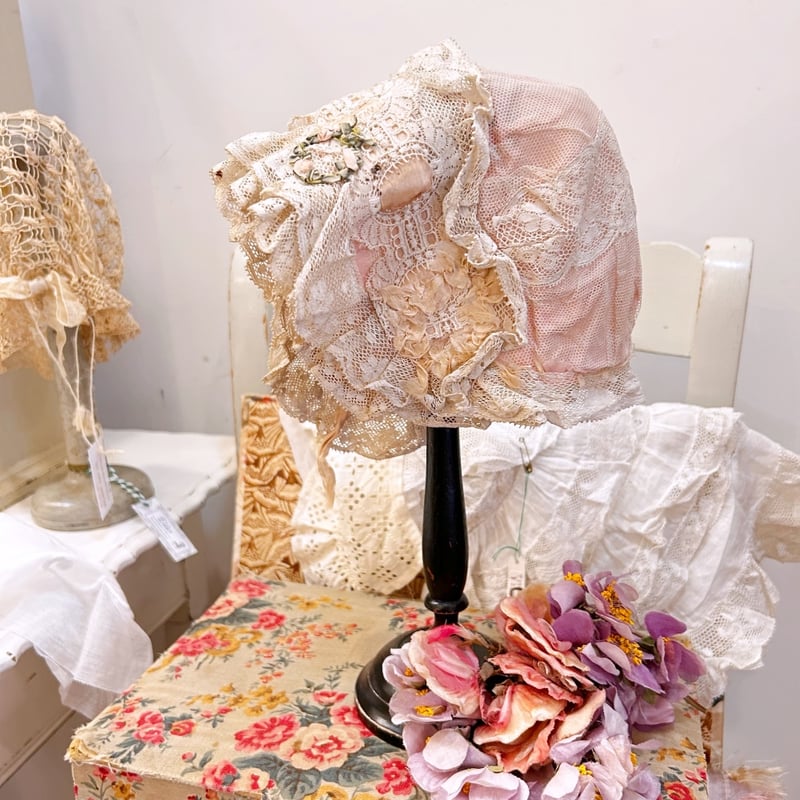アンヴァンテール　フランスアンティーク　布花　チュールレースボネ　レース フランスアンティーク レースたっぷりピンク色のボネ | アンティークス蕾