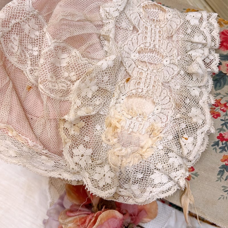 フランスアンティーク レースたっぷりピンク色のボネ | アンティークス蕾