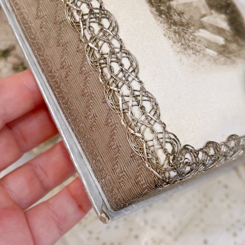 フランス　アンティーク　コミュニオン　リボン　洗礼　ボネ　メダイ　箱付き フランスアンティークコミュニオンリボン洗礼ボネメダイ箱付き