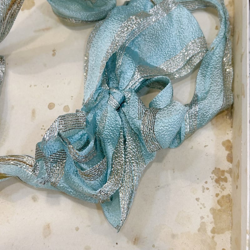 フランスアンティーク シルク貼りの美しい紙箱 水色のリボン付き フランスアンティーク シルク貼りの美しい紙箱 水色のリボン付き