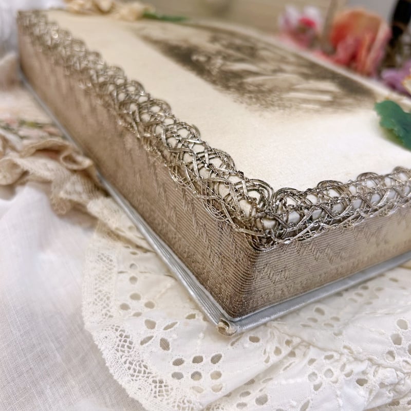 フランスアンティーク シルク貼りの美しい紙箱 水色のリボン付き