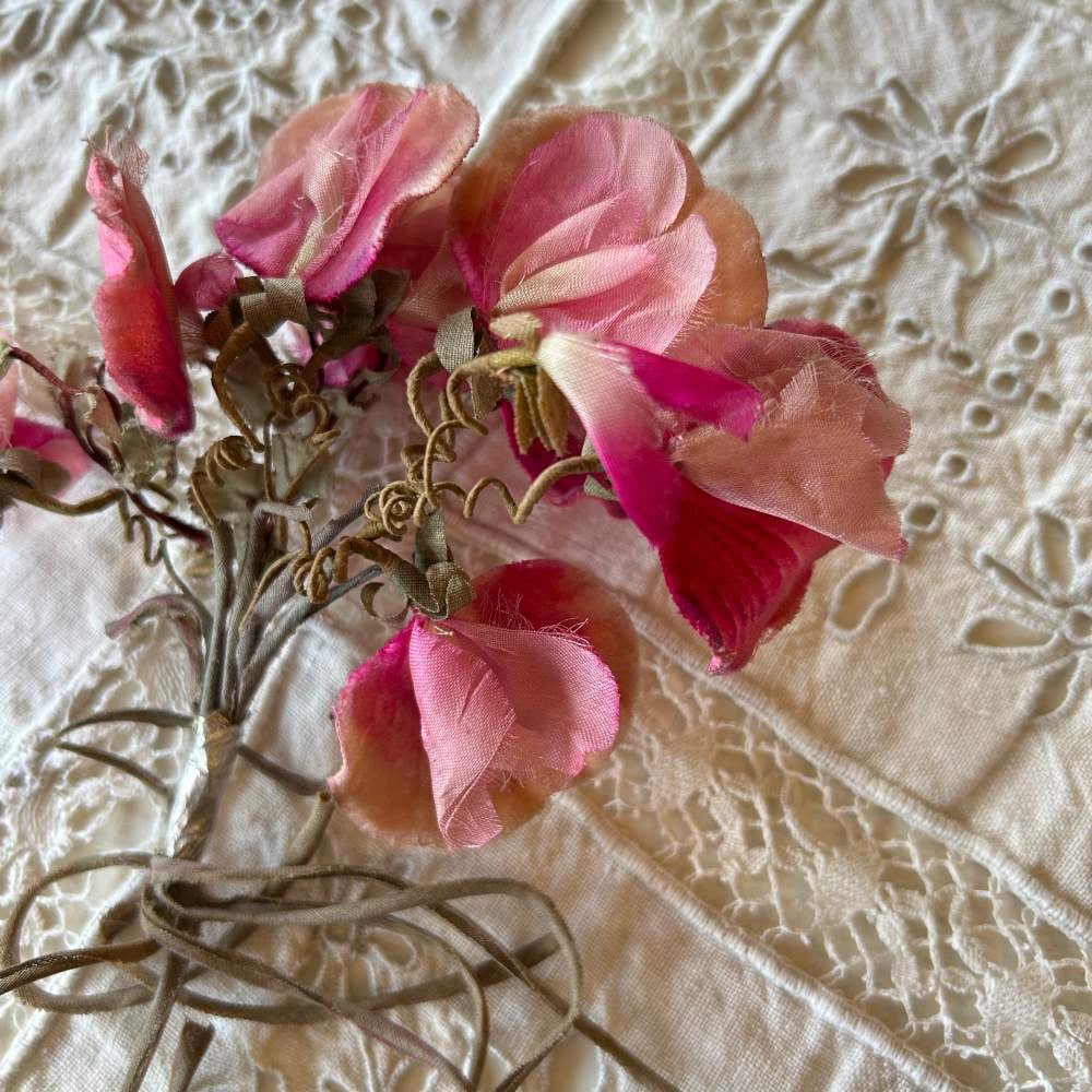 フランスアンティーク布花ブーケ　ドイツアンティーク紫色　すみれ色 フランスアンティーク薔薇の布花ブーケ | アンティークス蕾