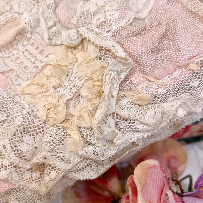 ˚✧₊⁎ フランスアンティーク コットンのボネ ⁎⁺˳✧༚ アンティークレース フランスアンティーク レースたっぷりピンク色のボネ | アンティークス蕾