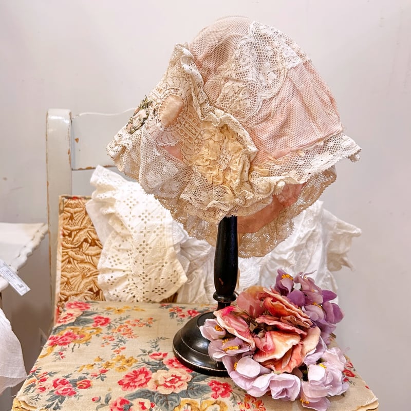 アンヴァンテール　フランスアンティーク　布花　チュールレースボネ　レース フランスアンティーク レースたっぷりピンク色のボネ | アンティークス蕾