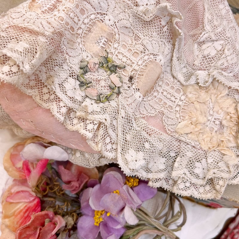 フランスアンティーク レースたっぷりピンク色のボネ | アンティークス蕾