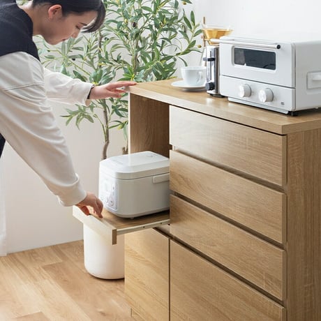 ラック レンジ台 カップボード キッチンボード 食器棚 収納 扉 引き出し スライドトレー 可動棚 ロータイプ 台所 コンセント付き 2口 家電 大容量 置き台 ダイニング 食器入れ カウンター 皿