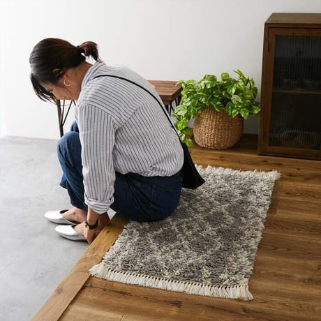 玄関マット50×80cm シェイス グレー 優しいカラー 遊び毛防止 お手入れ簡単 ポリプロピレン パイル長 ノット数 エジプト 丸巻き 梱包サイズ