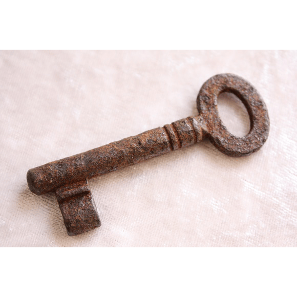 古びたアンティークキー 蚤の市で見つけた幸せの古い鍵 [c012] | shanachie