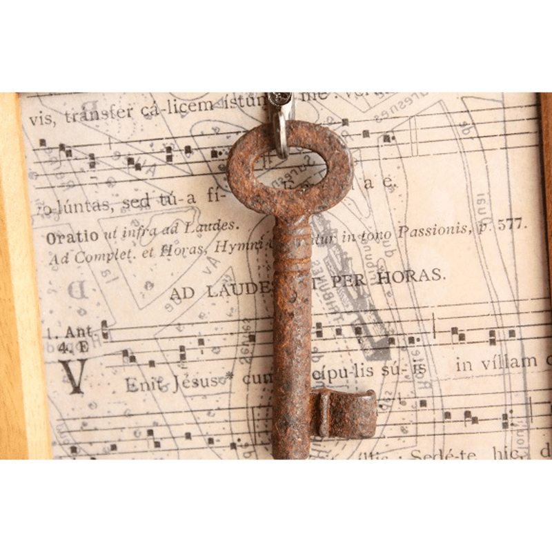 古びたアンティークキー 蚤の市で見つけた幸せの古い鍵 [c012