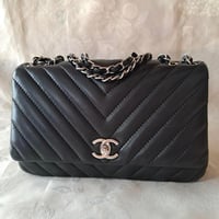 CHANEL  シャネル　シェブロン　Vステッチ　ショルダーバッグ