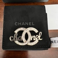 CHANEL シャネル パール＆クリスタル ロゴブローチ