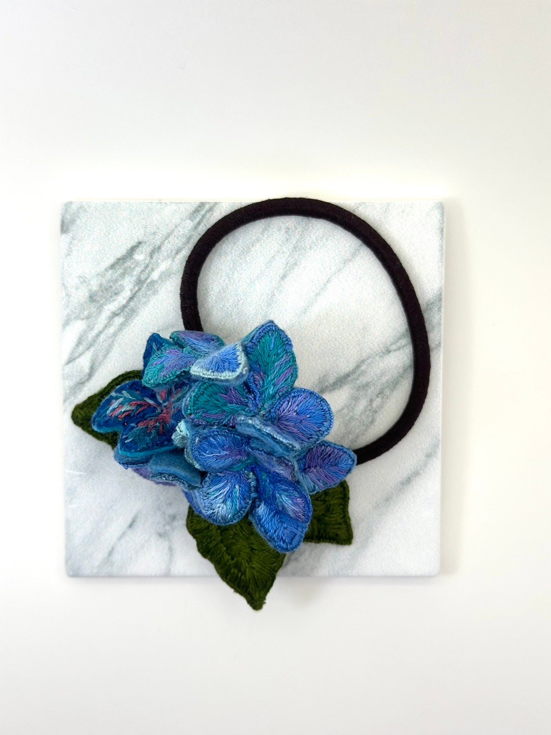 新作 あじさい入り ダークブルー ハートヘアゴム 草花の立体刺繍ヘアゴム】（あじさい） | Tucreer-つくりえ-
