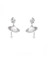 Saturn pearl pierce