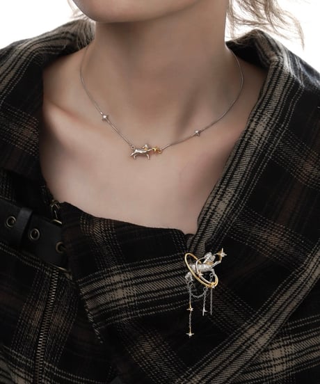 Sheep chase star necklace