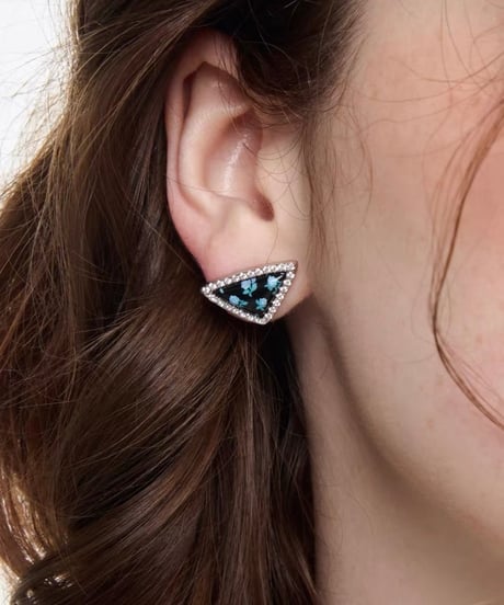 Flora triangle black pierce